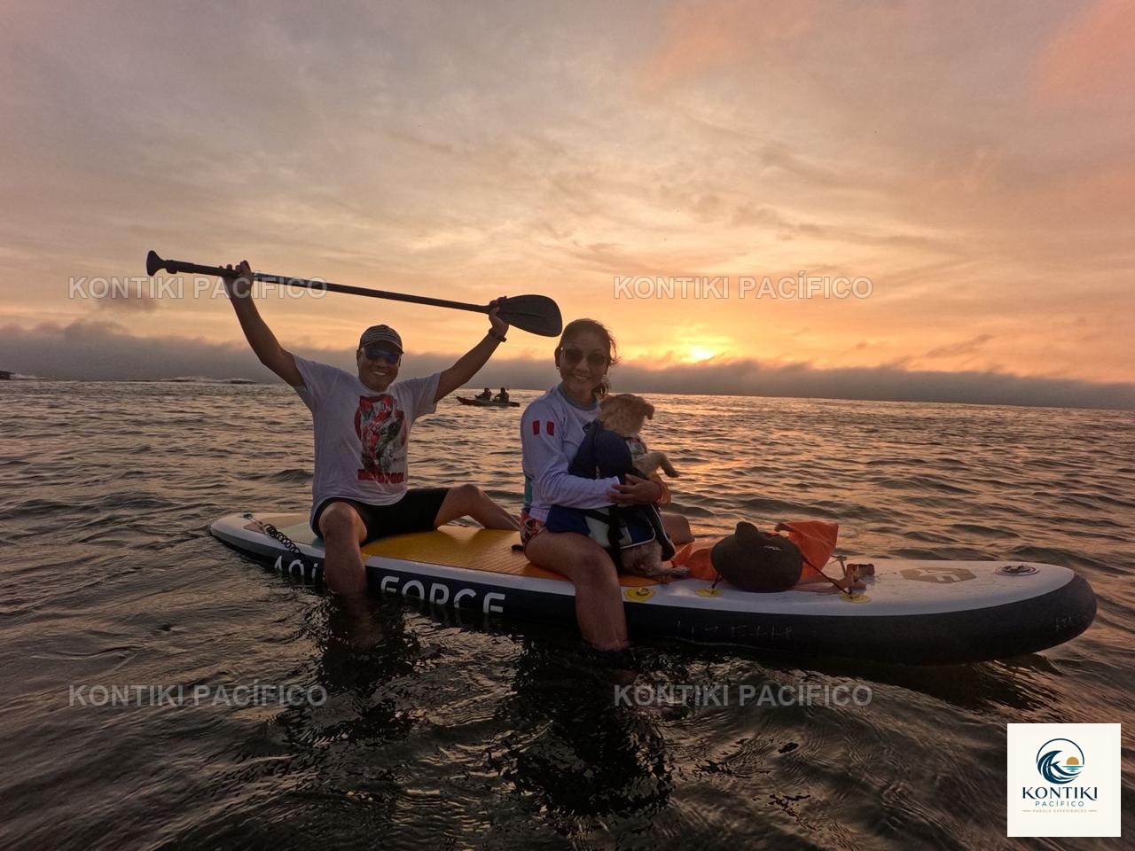 Dos participantes en una tabla al atardecer